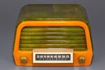 Air King ’Duchess’ A-600 Catalin Radio in Green and Yellow