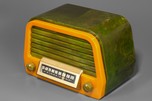 Air King ’Duchess’ A-600 Catalin Radio in Green and Yellow