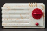 Detrola 219 Radio &rdquo;Super Pee-Wee&rdquo; in Beetle Plastic + Red